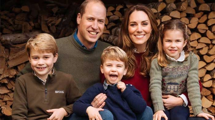 William, Kate e i loro tre figli. Il principe George è il primo da sinistra