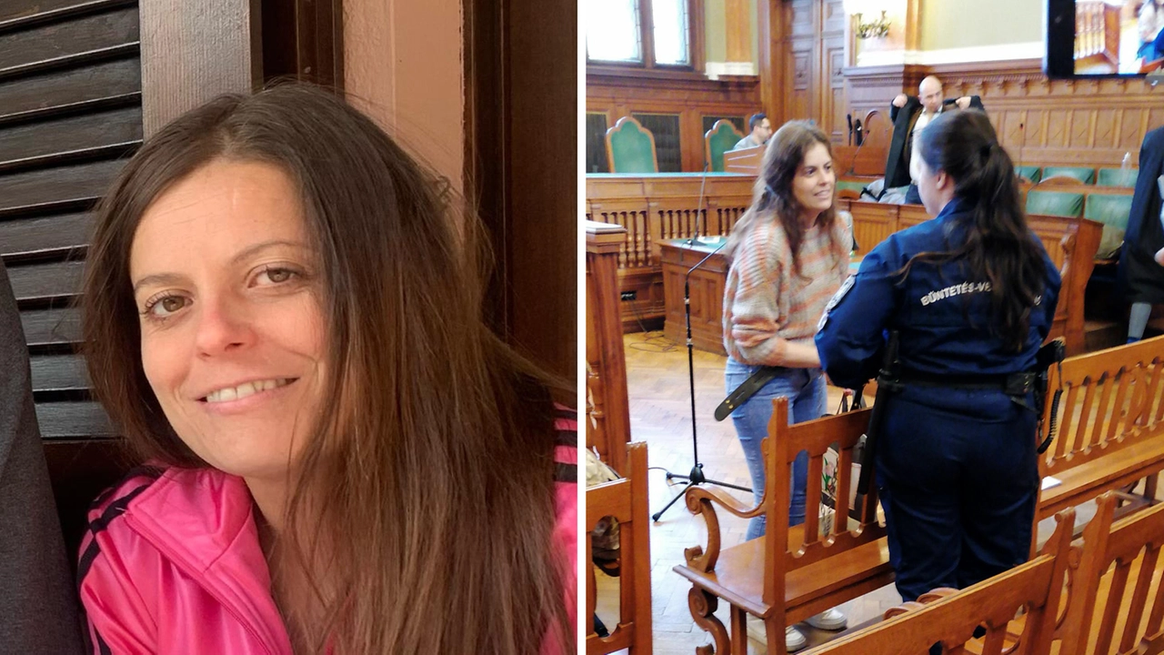 Ilaria Salis e il suo ingresso in aula (a destra). Era tirata da una guardia con una catena il cui uso in passato è stato condannato dalla Corte europea dei diritti dell'uomo