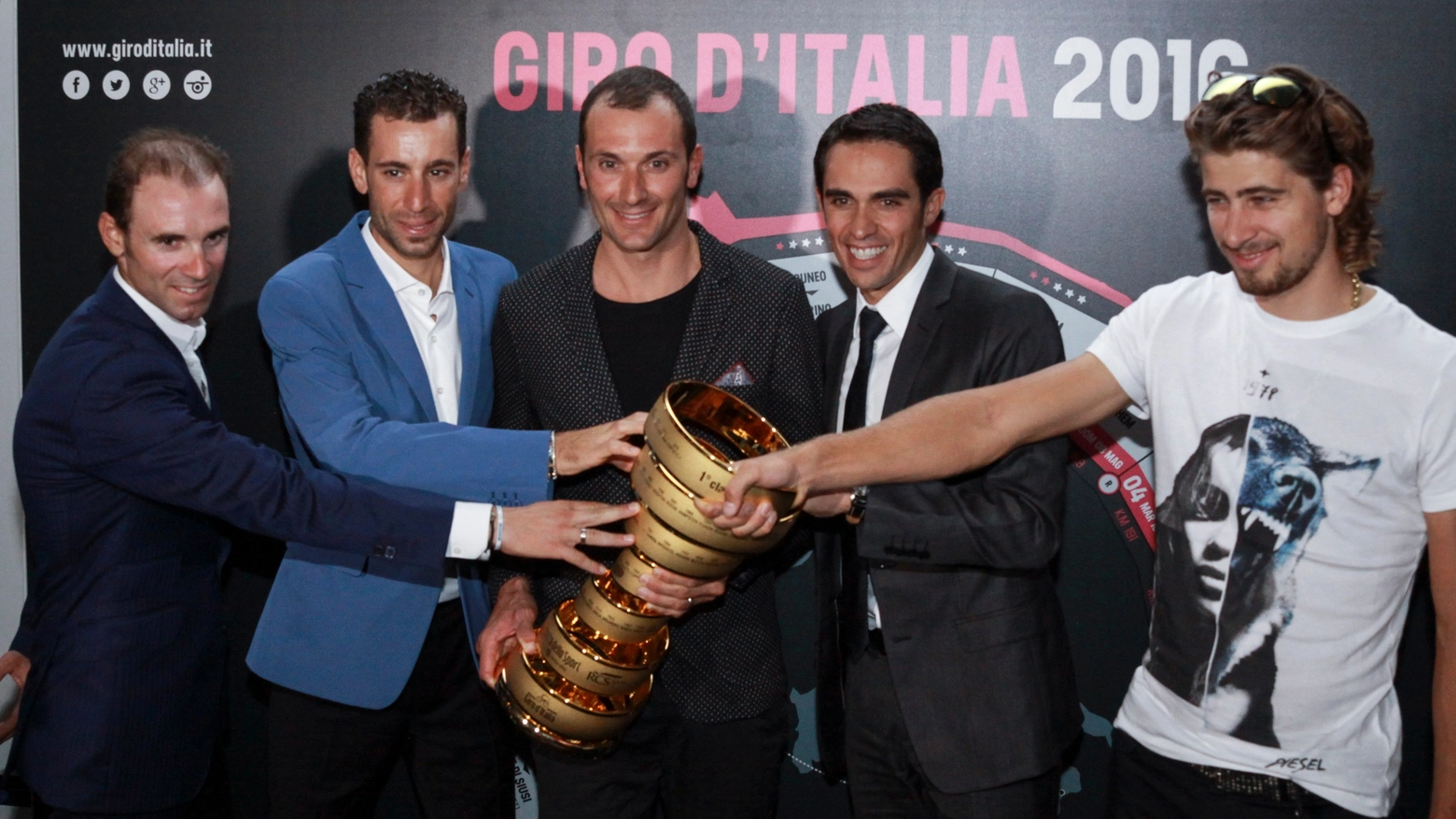 La presentazione del giro d'Italia 2016: Nibali, Valverde, Basso, Sagan e Contador con il trofeo