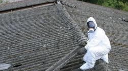 Un intervento di rimozione di amianto da un tetto