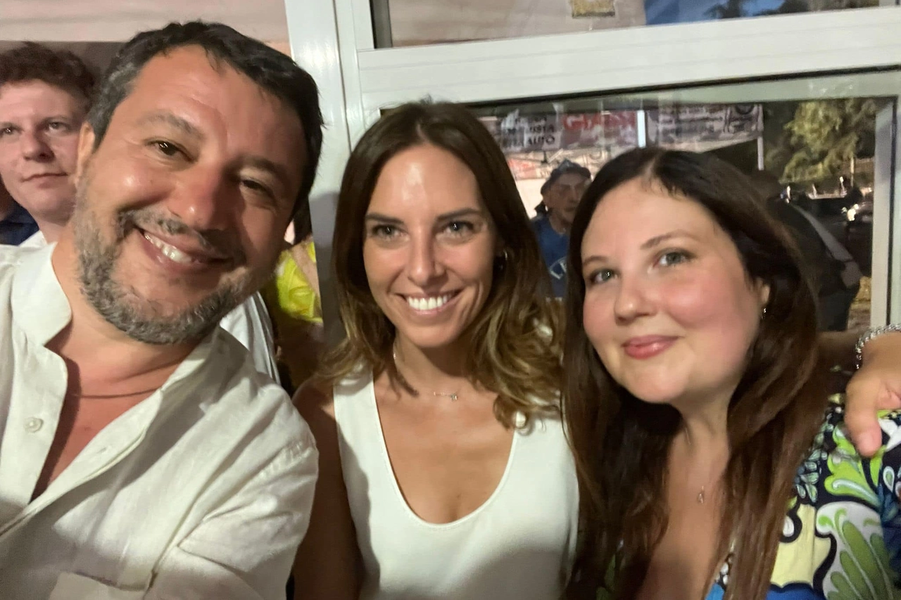 Claudia Gobbato (a destra) con Matteo Salvini il 7 agosto scorso