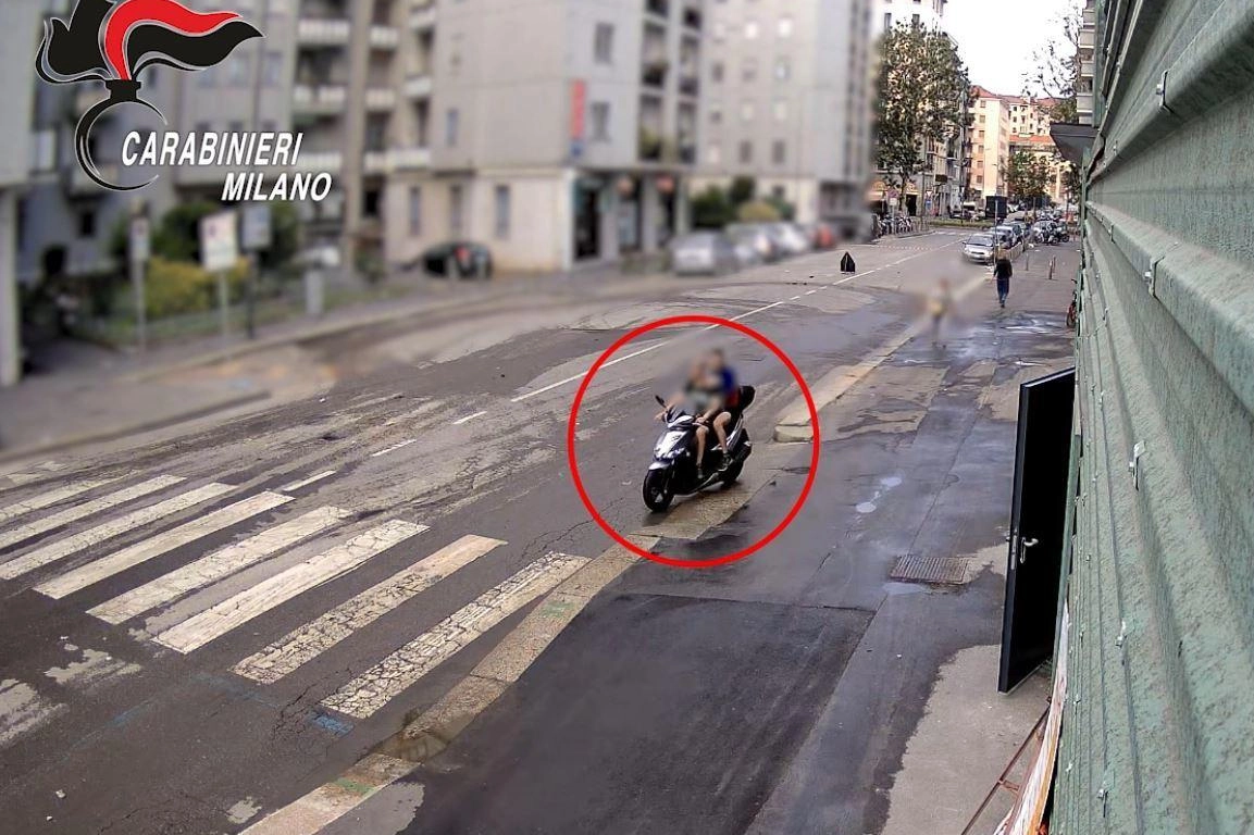 I due si muovevano a bordo di un motorino rubato