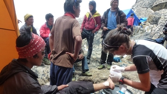 Annalisa Fioretti, 38 anni,  mentre medica uno sherpa 