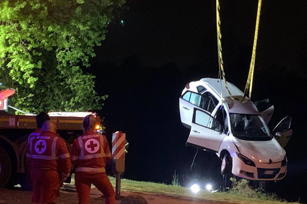 Il recupero dell'auto nel fiume Adda