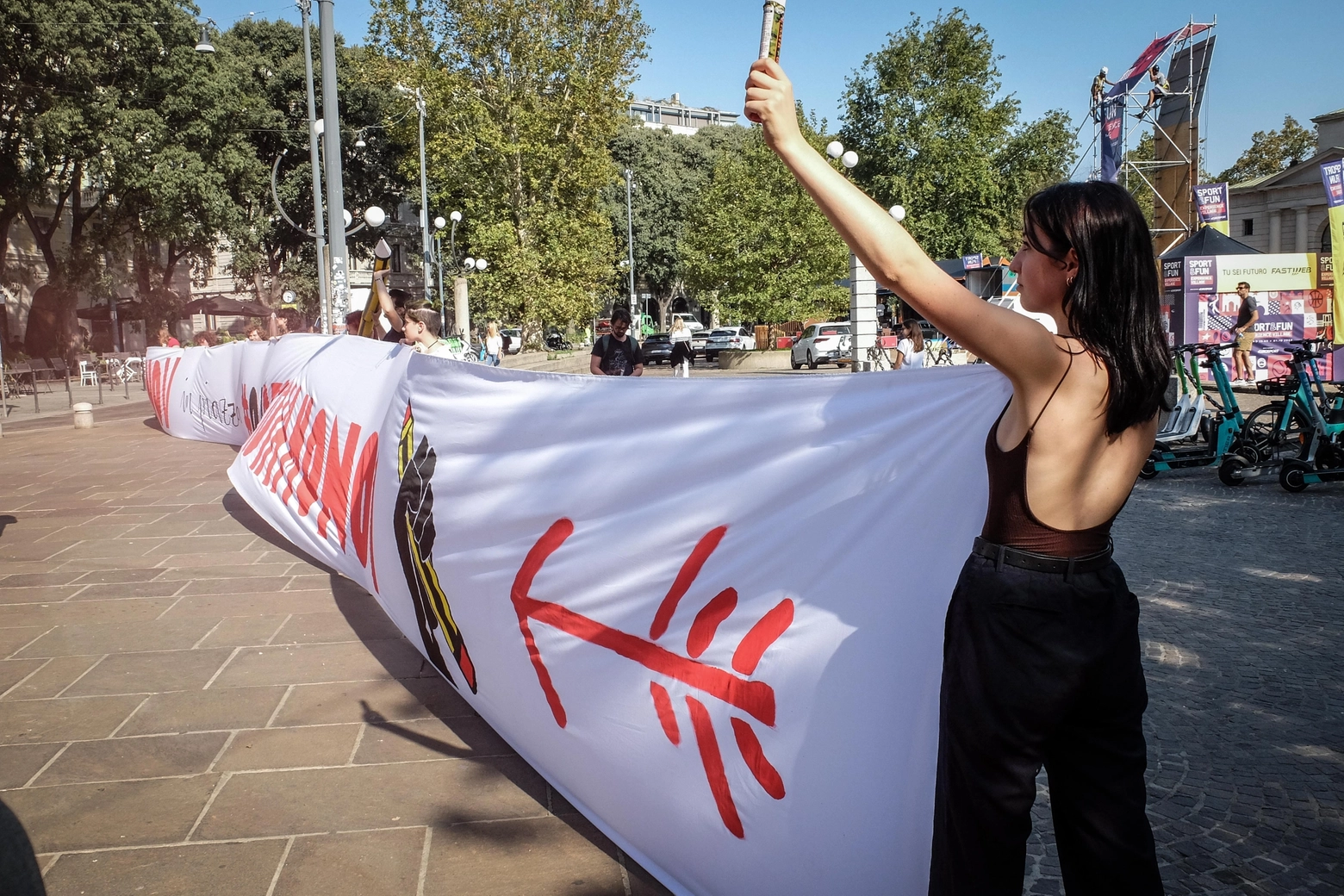 Gli studenti dell'Uds nel corso del flash-mob hanno scandito slogan ed esposto striscioni (Fasani)