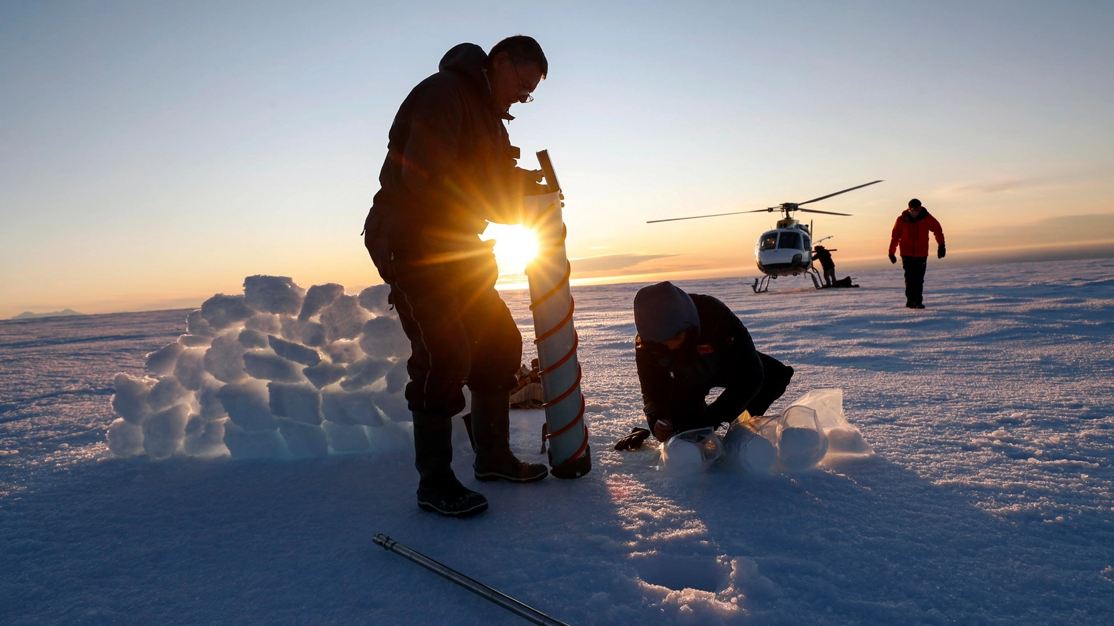 Ricercatori raccolgono campioni di ghiaccio in Antartide 