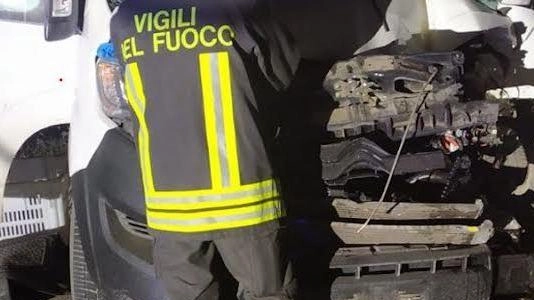 Si schianta e investe due carabinieri. Grave in ospedale Si schianta e investe due carabinieri. Grave in ospedale