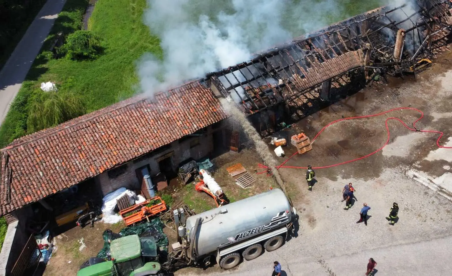 Cascina divorata da un incendio Danni anche ai mezzi