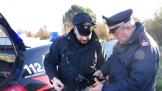 I carabinieri con lo specchietto recuperato sul luogo dell'incidente