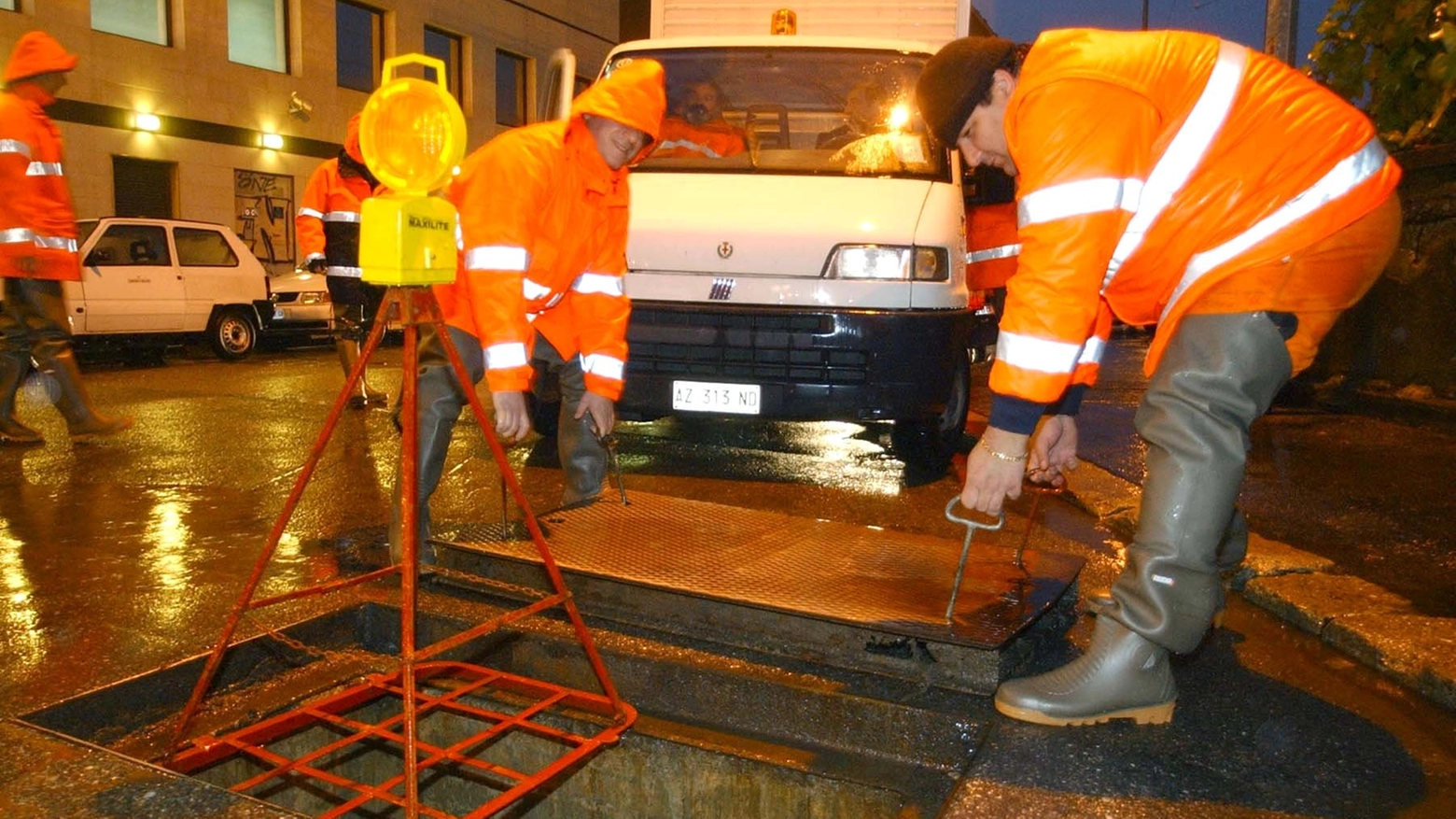 L'uomo è caduto in tombino in un'area dove si posavano dei cavi (foto generica) L'uomo è caduto in tombino in un'area dove si posavano dei cavi (foto generica)