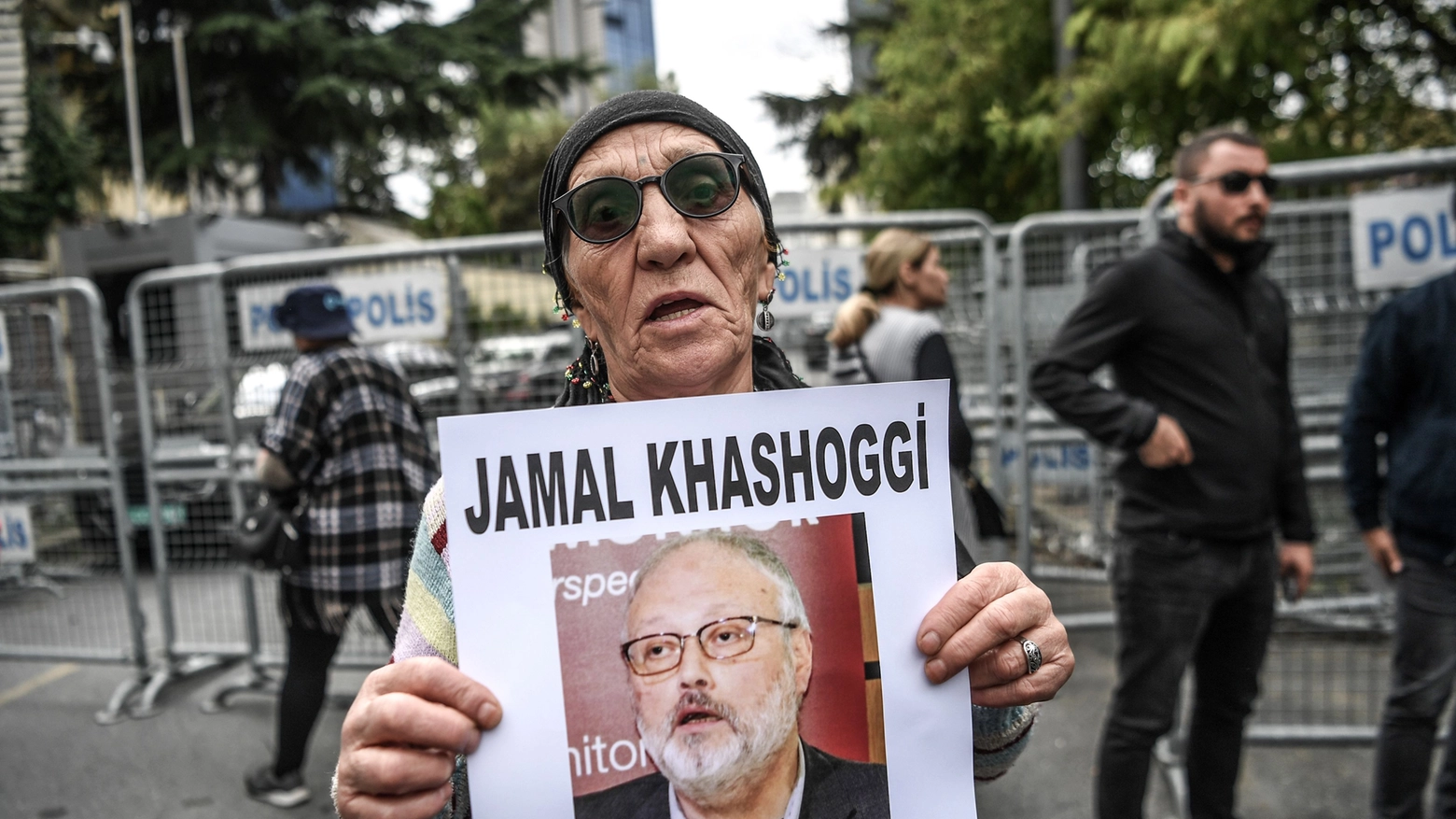 Una donna con il ritratto di Jamal Khashoggi (LaPresse)