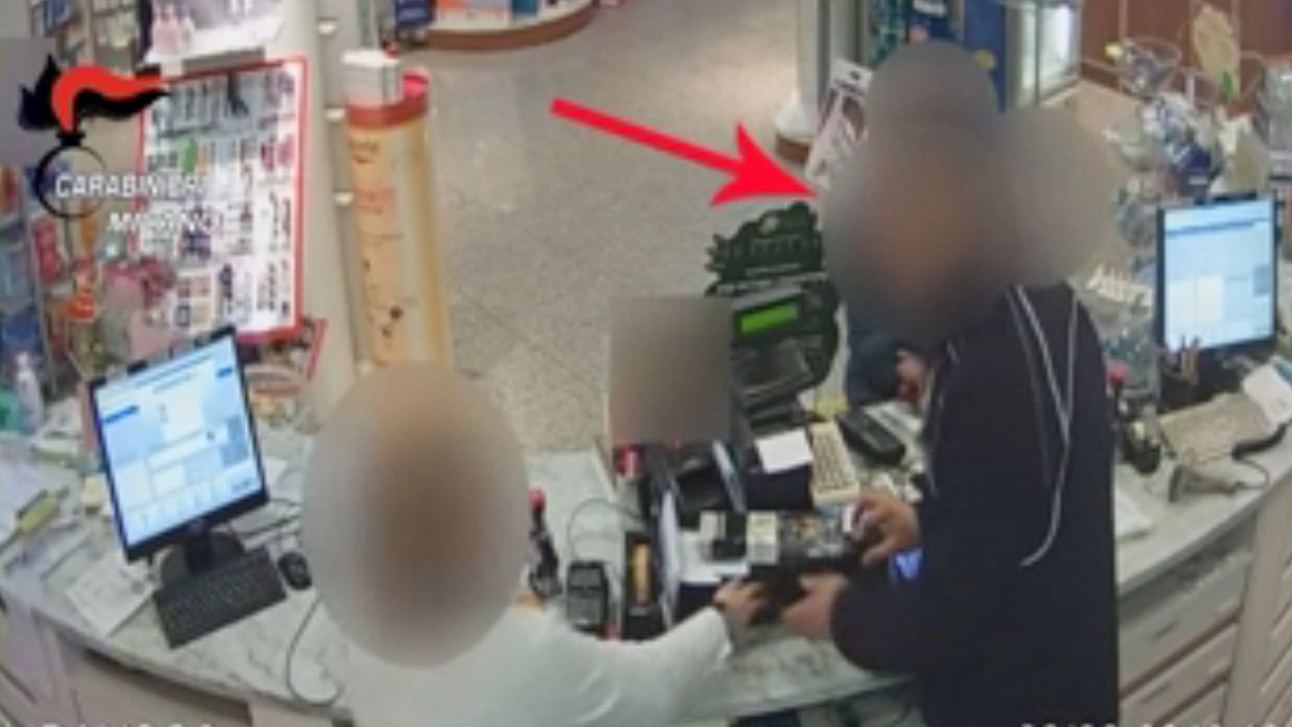 Rapine in farmacia (Frame video telecamere di sorveglianza)