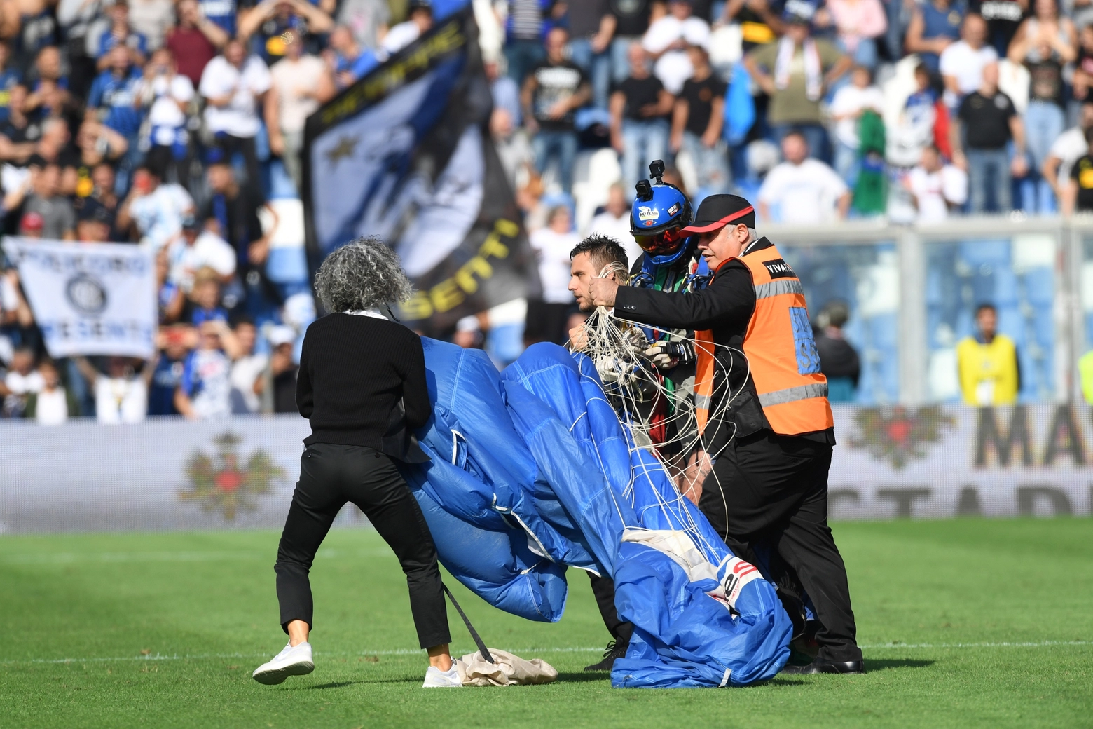 Il paracadutista che è atterrato in campo durante il match (foto Fiocchi)