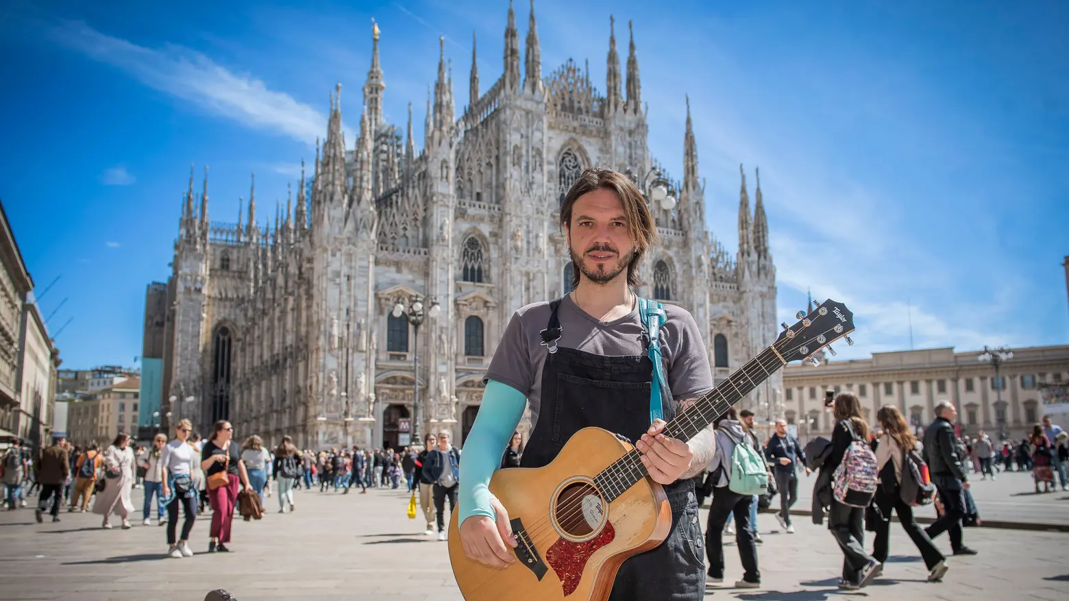 Mario Neroluce artista di strada cantante e chitarrista