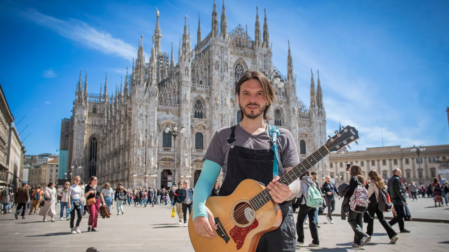 Mario Neroluce artista di strada cantante e chitarrista Mario Neroluce artista di strada cantante e chitarrista