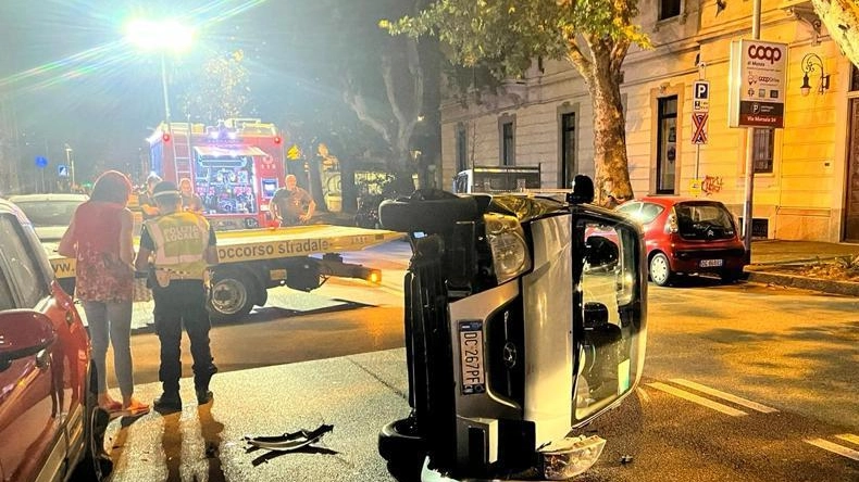 

Monza: Un 29enne Ferito in Incidente con Auto Ribaltata