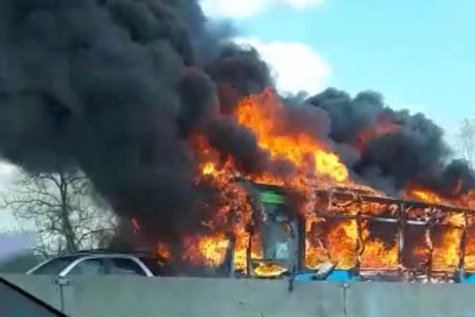 L'autobus incendiato