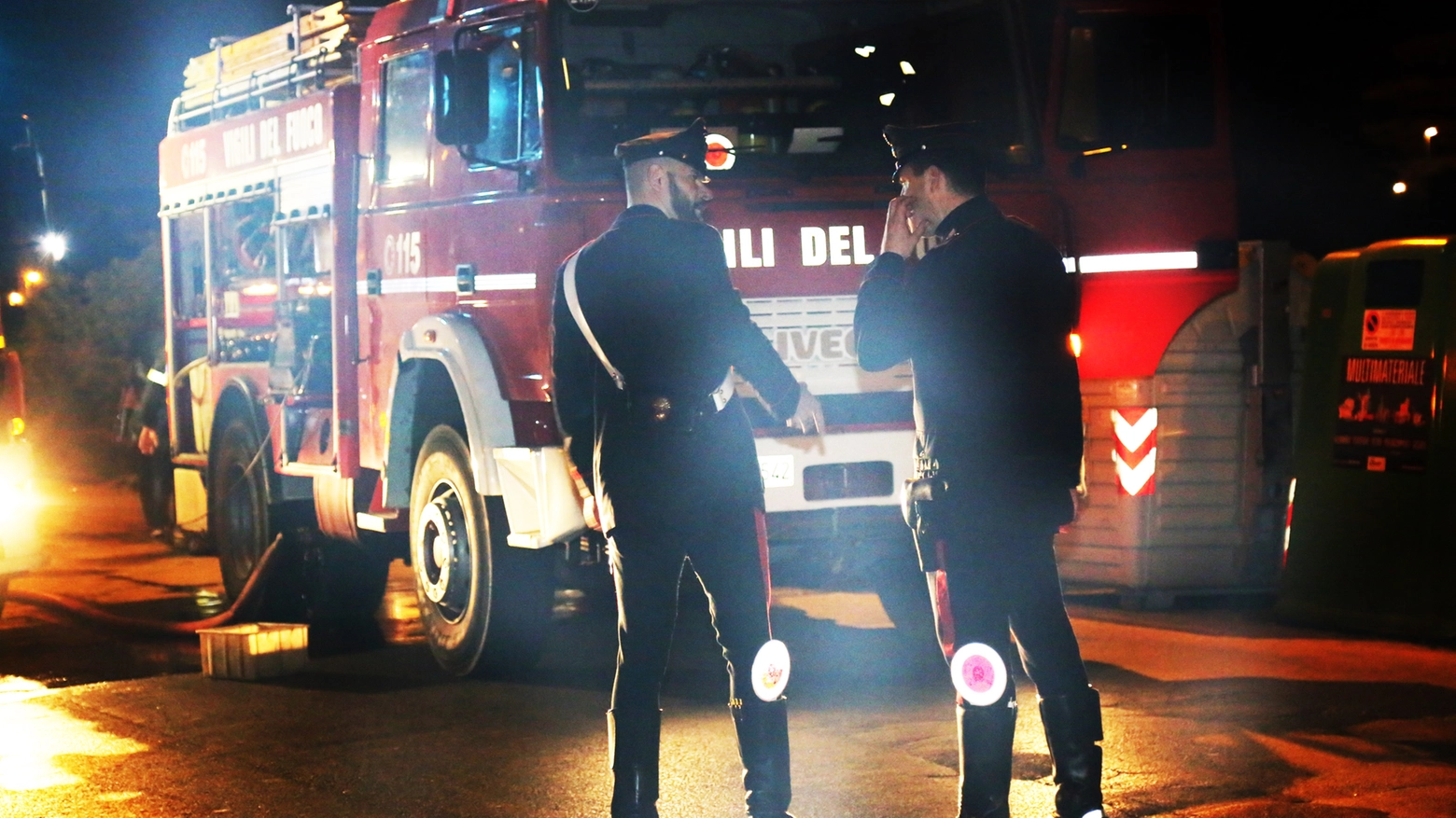 Carabinieri e vigili del fuoco (Foto archivio)