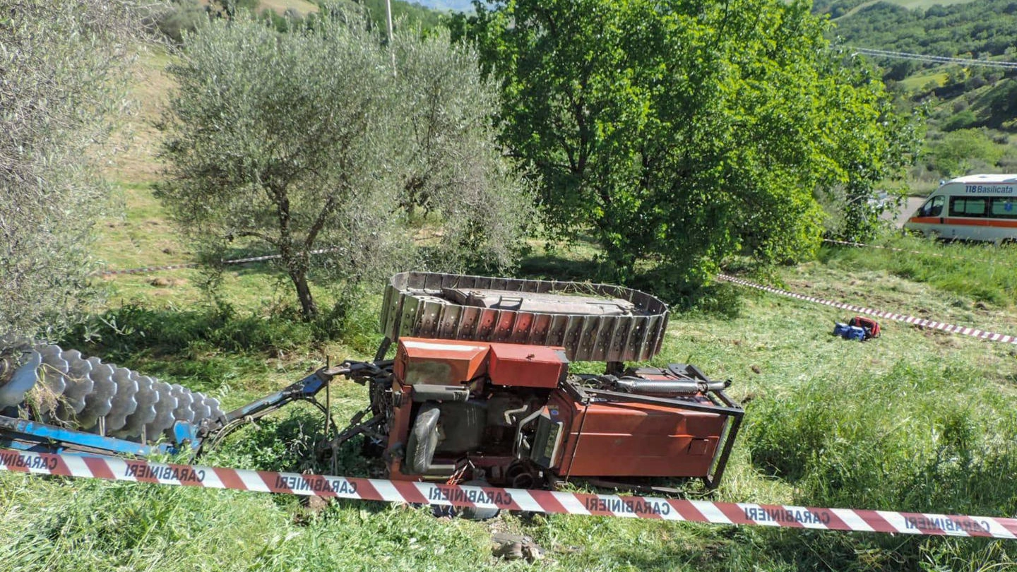 Il trattore ribaltato nei campi in provincia di Matera