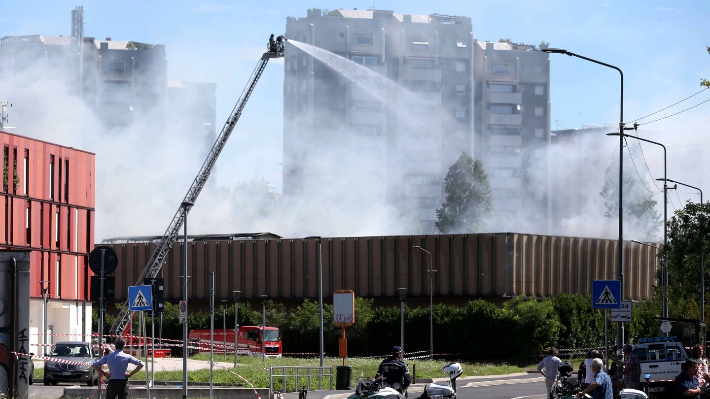 Incendio a Bruzzano, Vigili del fuoco al lavoro (LaPresse)