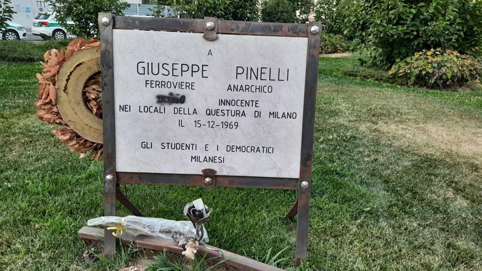 La lapide dedicata a Pinelli imbrattata (foto Facebook)