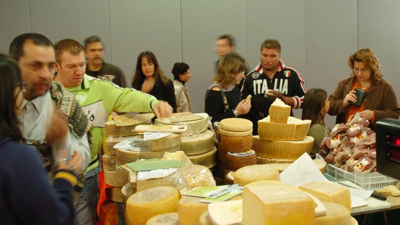 Il tradizionale concorso di porzionatura e pesatura del formaggio e di disosso e taglio al coltello del prosciutto crudo organizzato da Ascom - Confcommercio Bergamo attira ogni anno migliaia di persone in cerca di antiche competenze. Un'occasione per ammirare le eccellenze alimentari del nostro Paese.