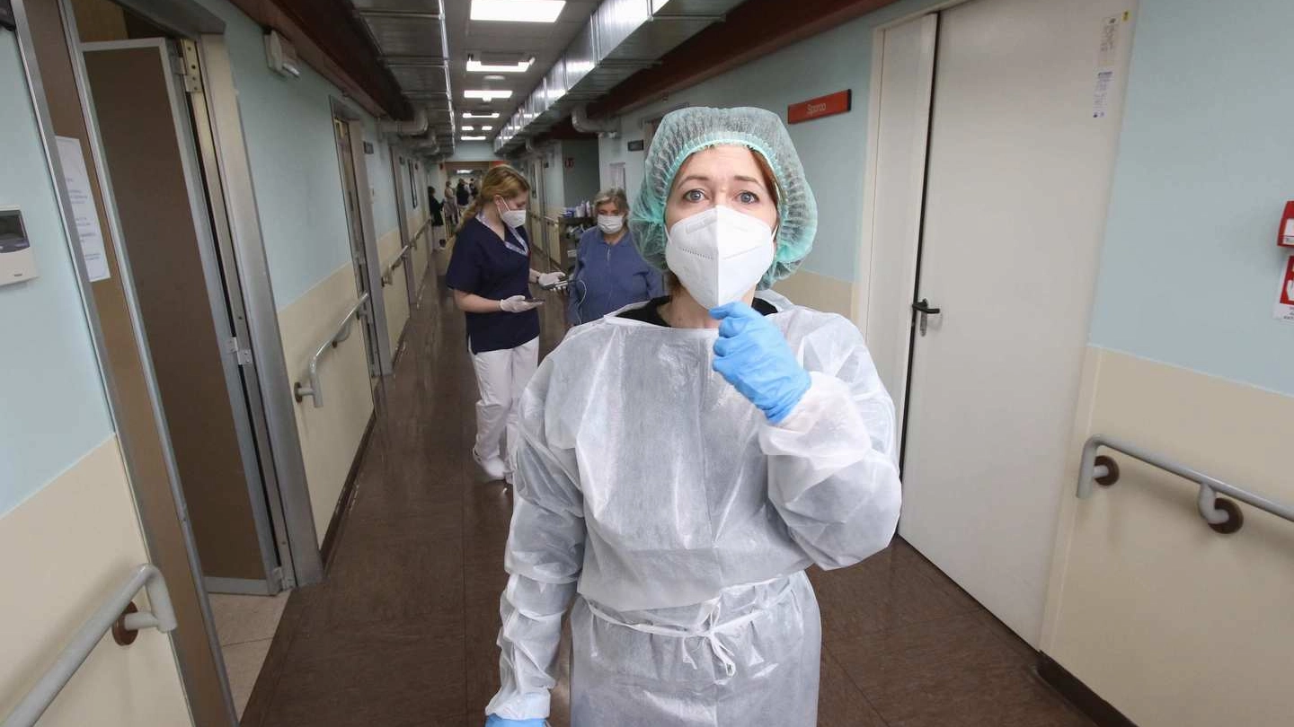 Le mascherine restano obbligatorie in alcuni reparti a rischio e in pronto soccorso Le mascherine restano obbligatorie in alcuni reparti a rischio e in pronto soccorso