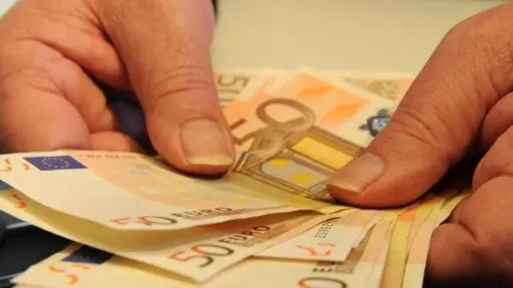 In azione gli hacker dei bancomat: sportello "sputa" banconote, rubati 20mila euro