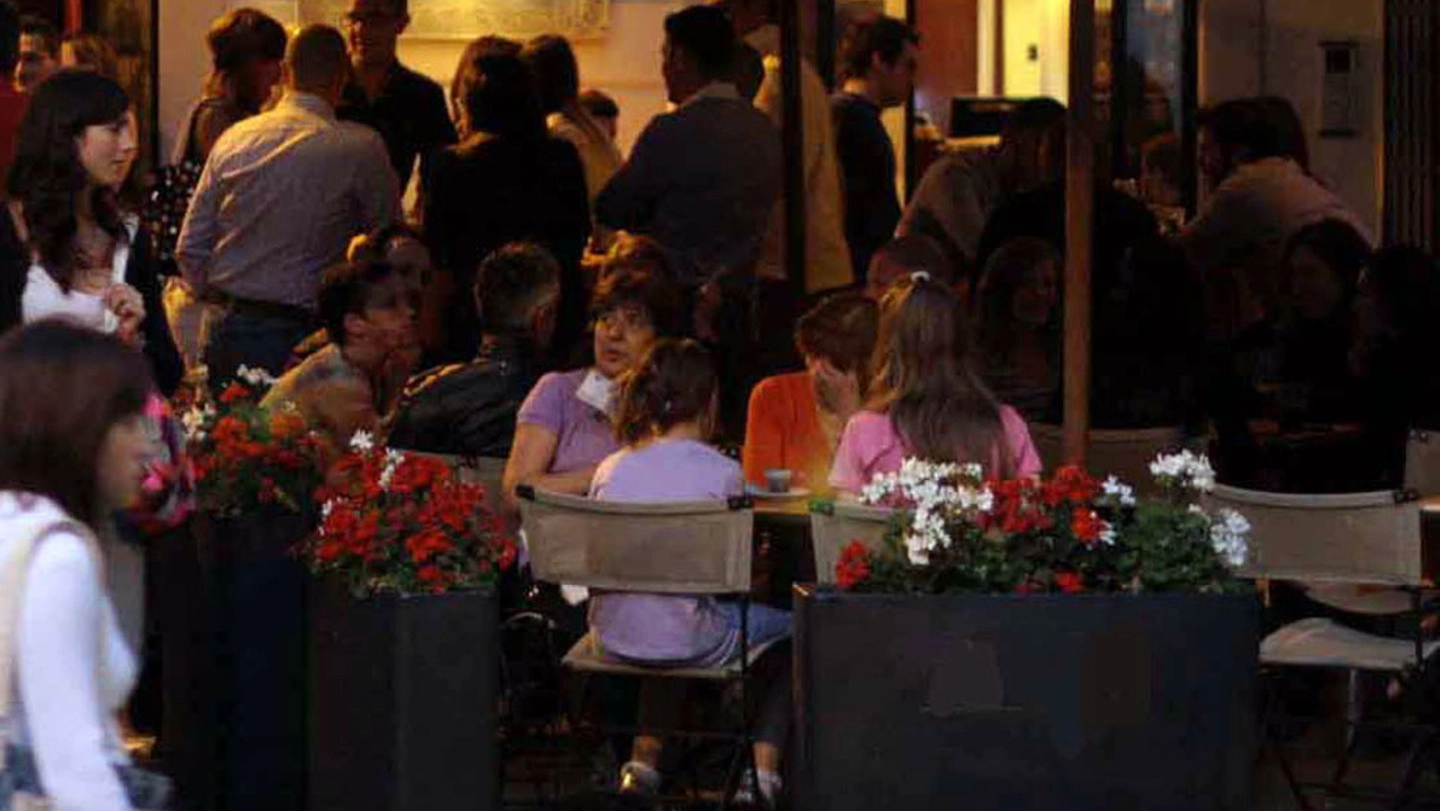 Tavolini all'aperto in un bar (Archivio) Tavolini all'aperto in un bar (Archivio)