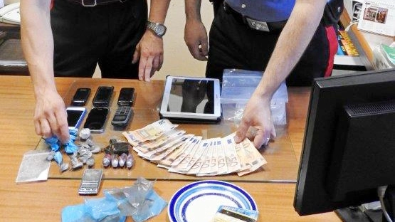 La droga e il materiale sequestrato dai carabinieri