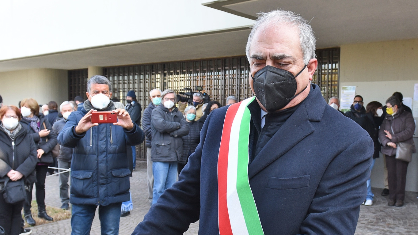 Il sindaco di Como Mario Landriscina mentre porge l’estremo saluto a Marinella