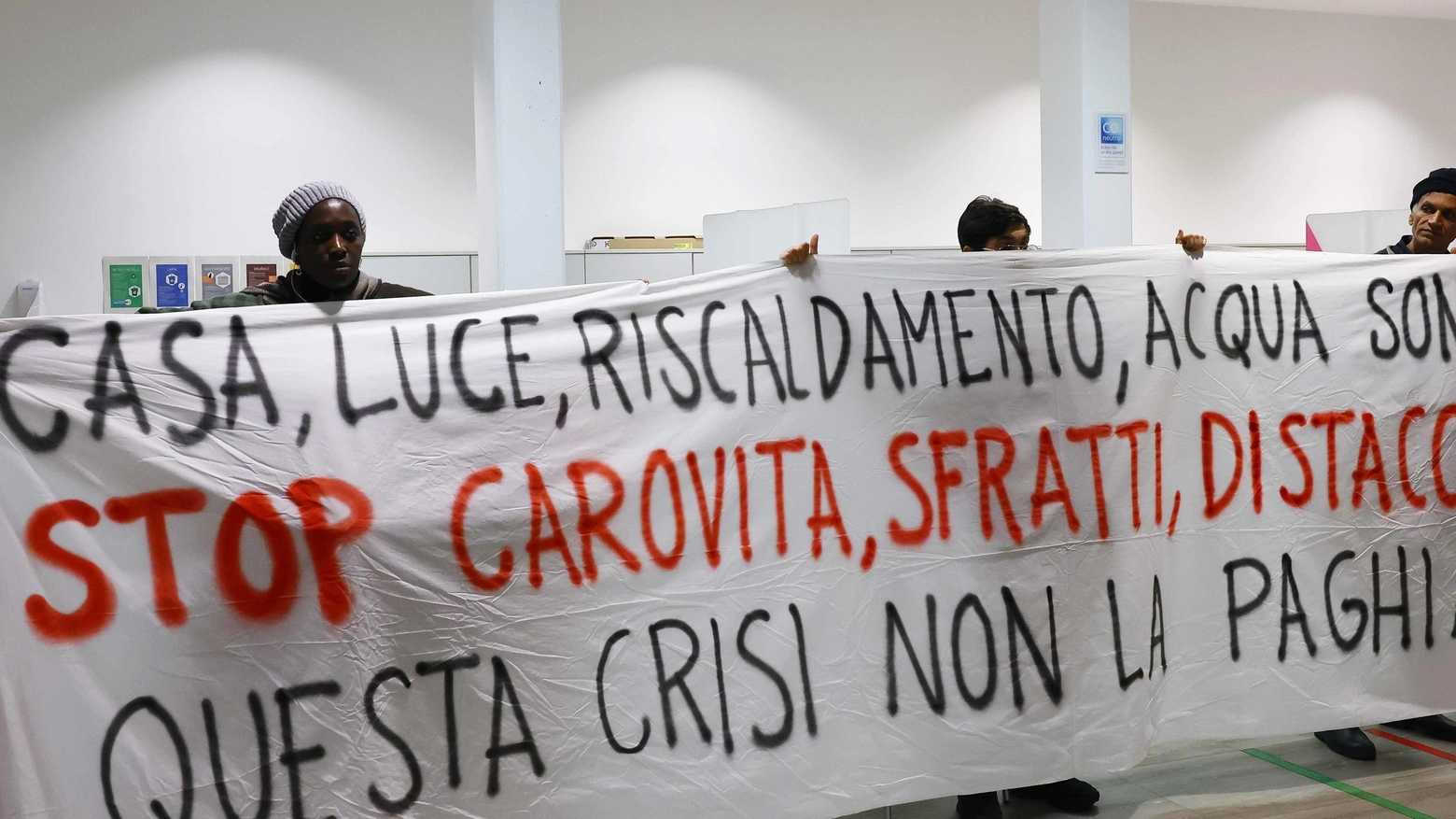 La protesta dell'associazione inquilini nella sede Enel a Brescia