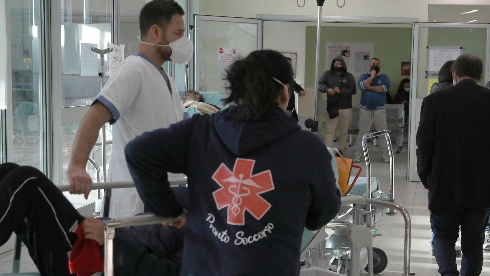 Stop ai gettonisti in Lombardia: "Quasi 4 domande per posto sono medici che tornano a casa. Ora li proteggeremo dalle coop"