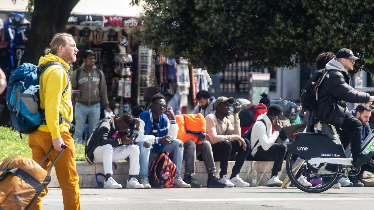 La quotidianità della Stazione centrale tra bivacchi e controlli La quotidianità della Stazione centrale tra bivacchi e controlli