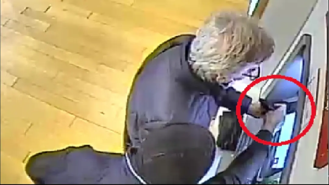 Il momento in cui l'anziano viene rapinato al bancomat