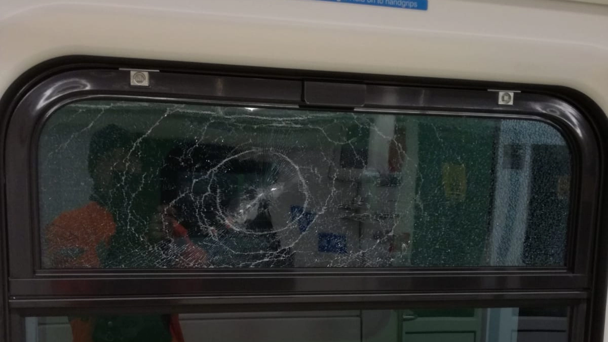 Danni sui vetri della metropolitana verde