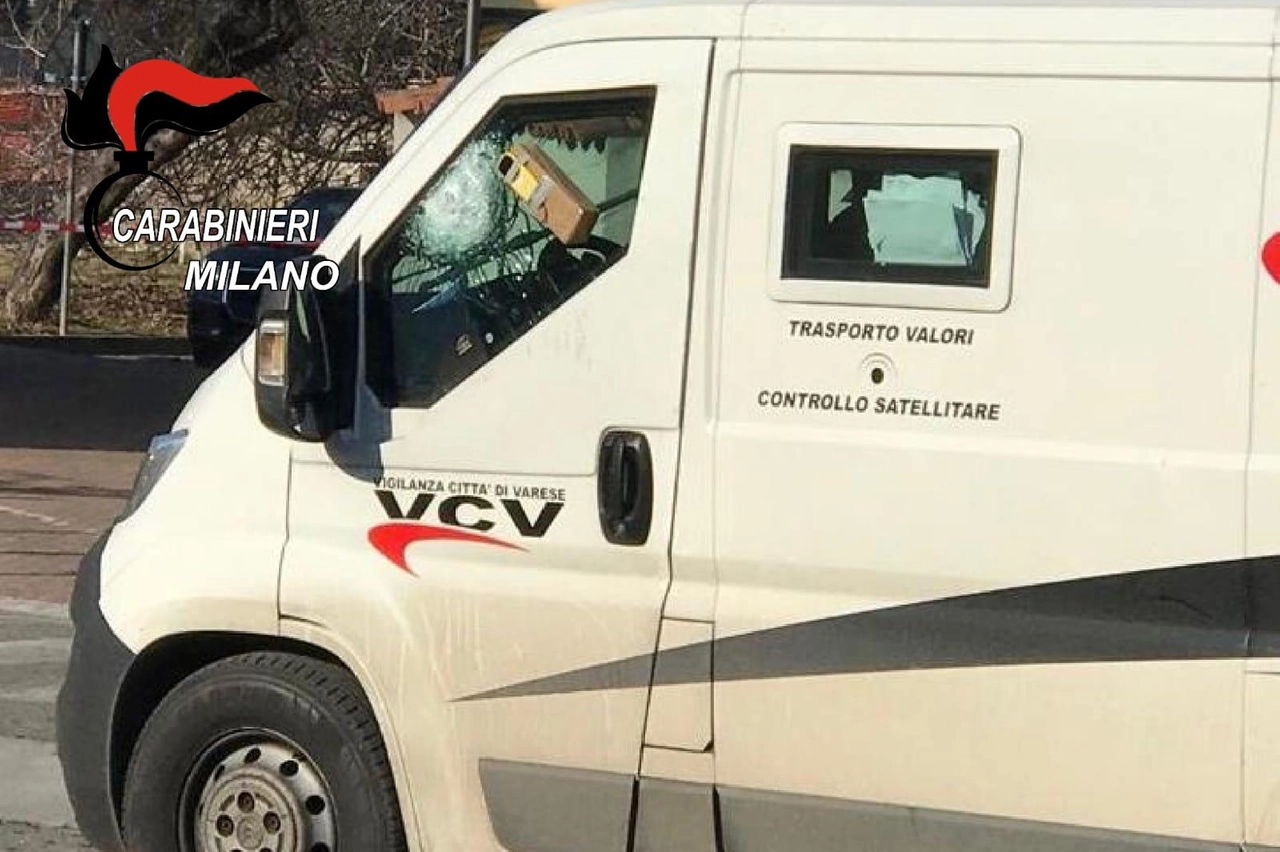 L'esplosivo attaccato al finestrino del furgone dai malviventi