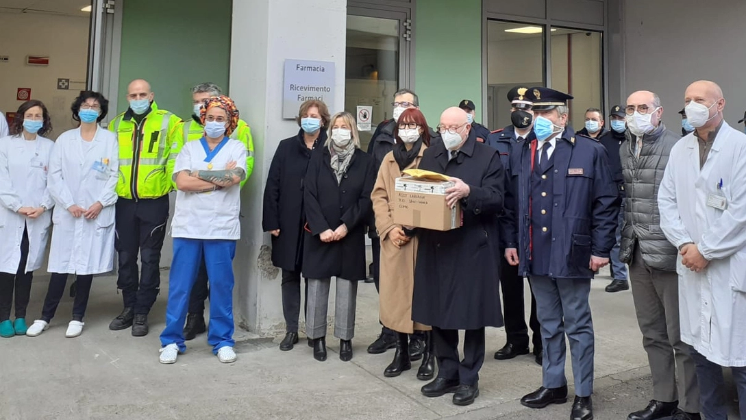 L’arrivo delle prime dosi di vaccino all’ospedale di Lecco il 27 dicembre per immunizzare 