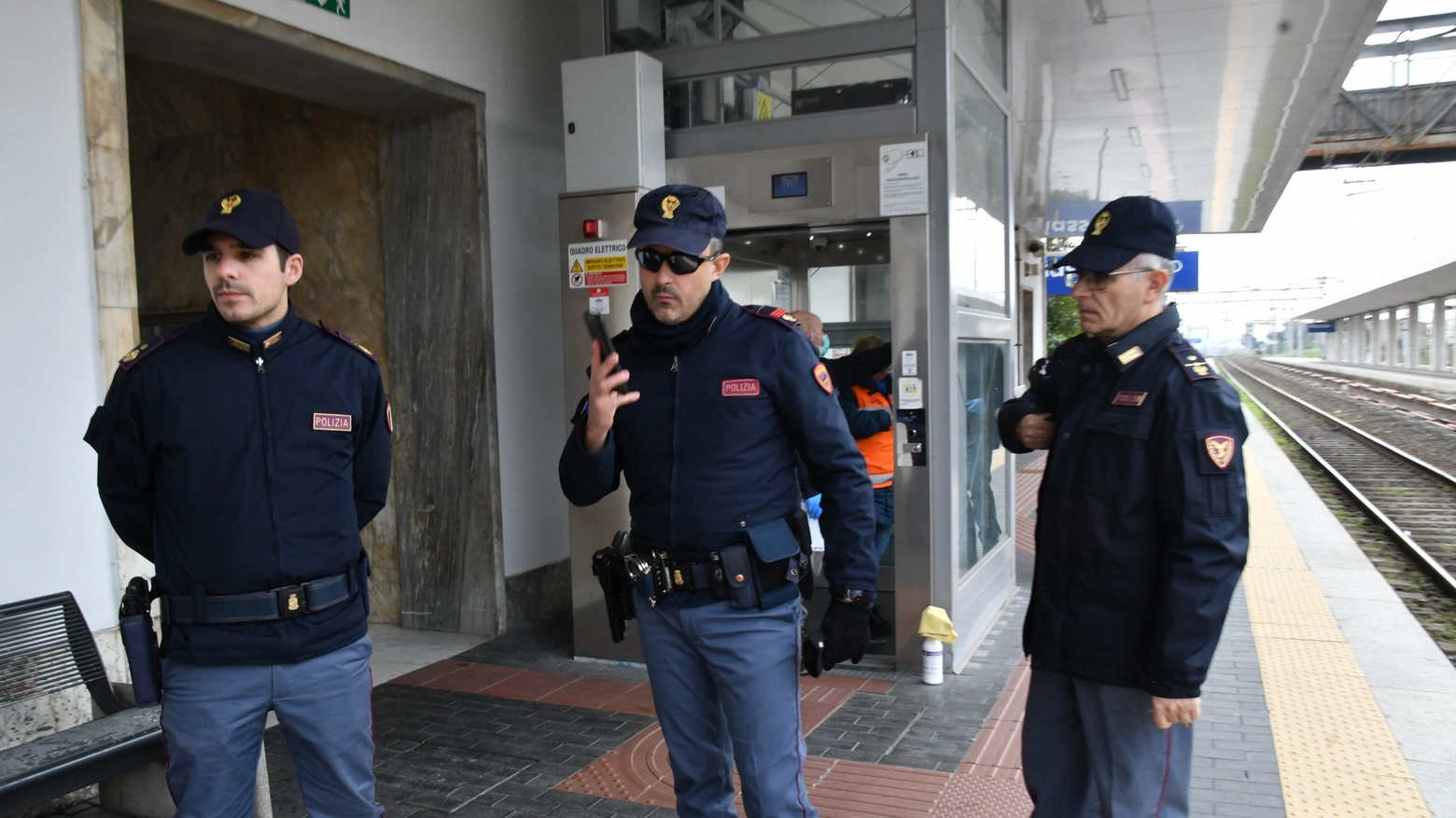 Gli agenti hanno bloccato i tre malviventi alla stazione