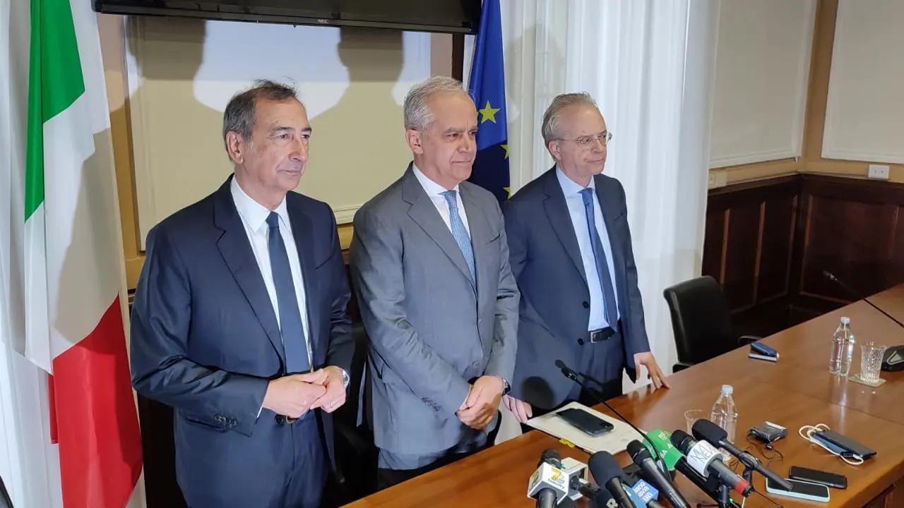 Il sindaco Giuseppe Sala, il ministro dell'Interno, Matteo Piantedosi, il prefetto Renato Saccone (Foto Mianews) Il sindaco Giuseppe Sala, il ministro dell'Interno, Matteo Piantedosi, il prefetto Renato Saccone (Foto Mianews)