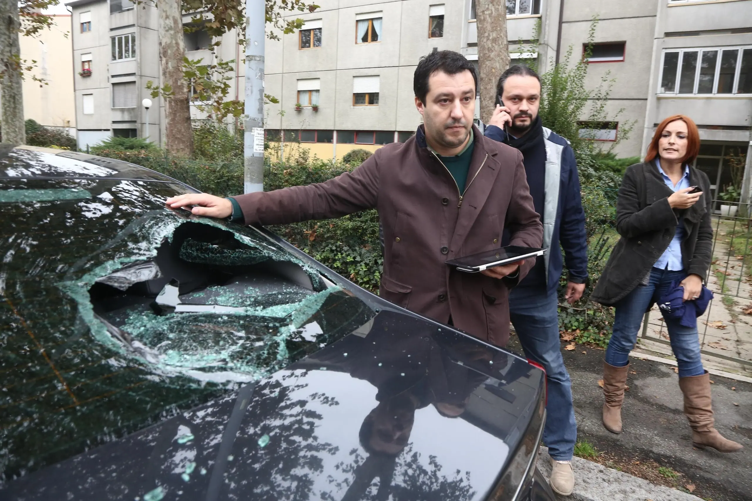 Salvini visita un campo rom: aggredito dai centri sociali, auto danneggiata. Il popolo della Lega: "Sempre con Matteo"