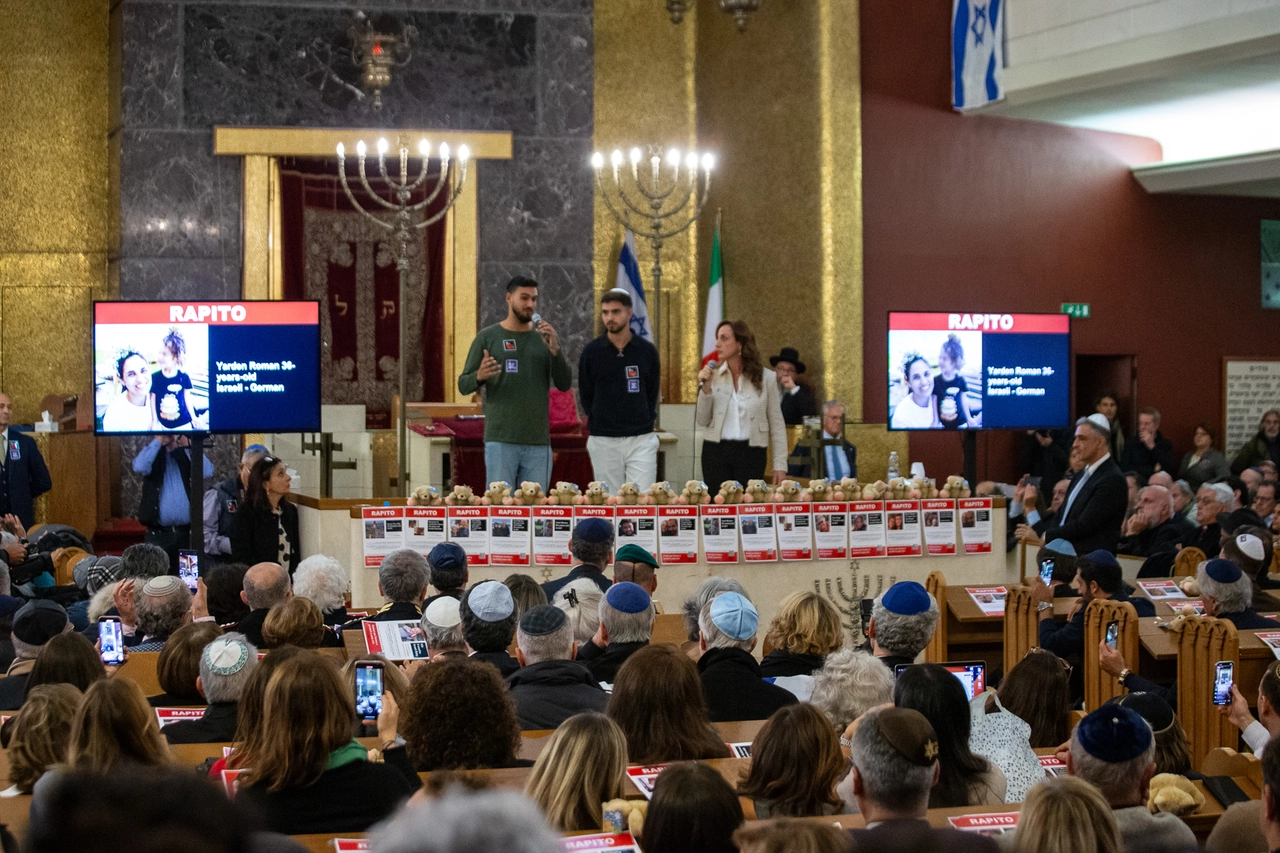sopravvissuti strage rave Hamas restimoniano in sinagoga