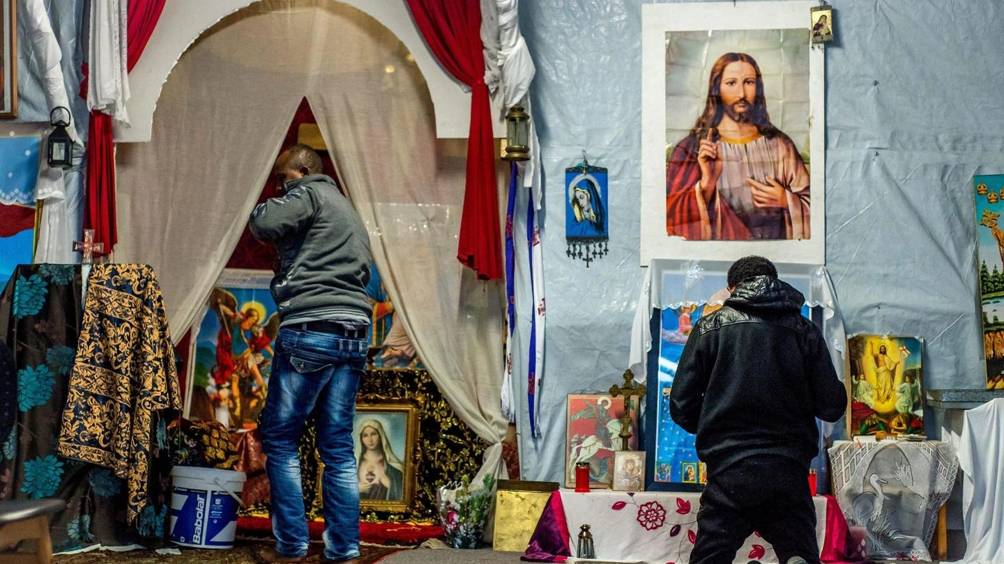 L'interno di una chiesa cristiana in un campo profughi di migranti