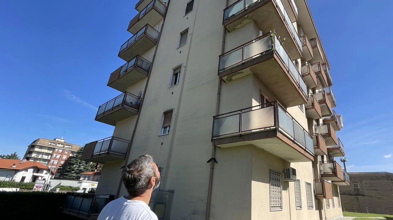 Tragedia di coppia. Accoltella la moglie e poi si getta nel vuoto dal quarto piano Tragedia di coppia. Accoltella la moglie e poi si getta nel vuoto dal quarto piano