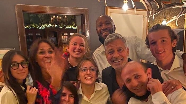 George Clooney insieme al personale del ristorante