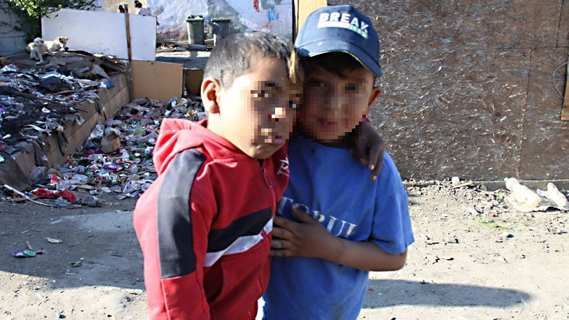 Due bambini del  “villaggio degli invisibili” di Patarat a Cluj