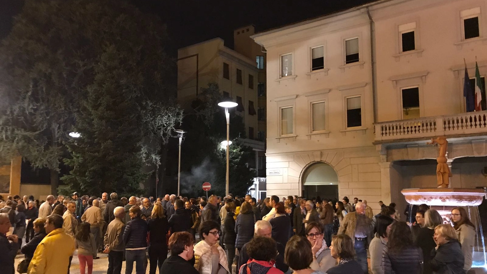 Presidio di protesta davanti al Comune