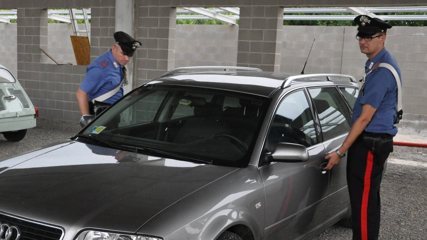 I carabinieri esaminano l’auto usata per la rapina