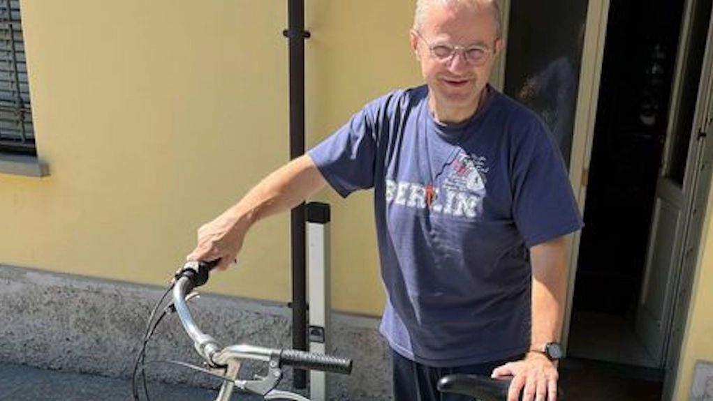 Don Lorenzo con la sua bici