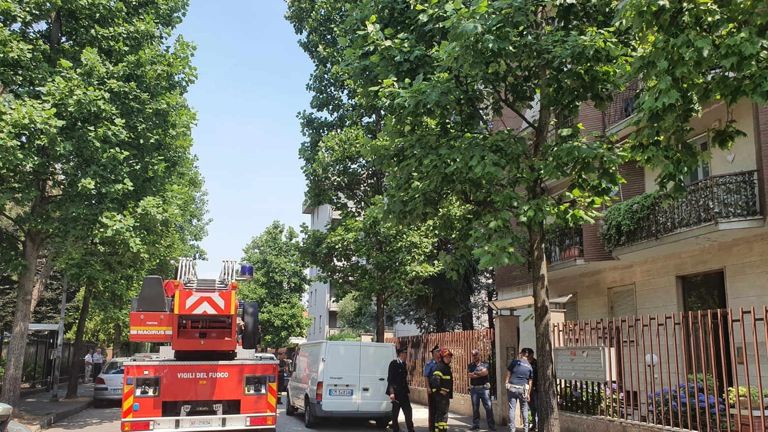 Vigili del fuoco e forze dell'ordine in via Giovannelli